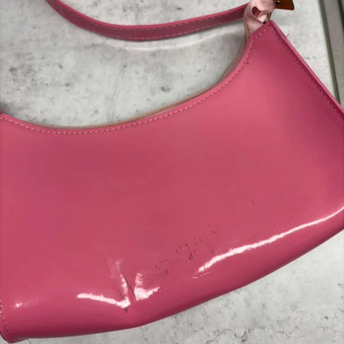 Rosa axelväska i glansigt material - 2