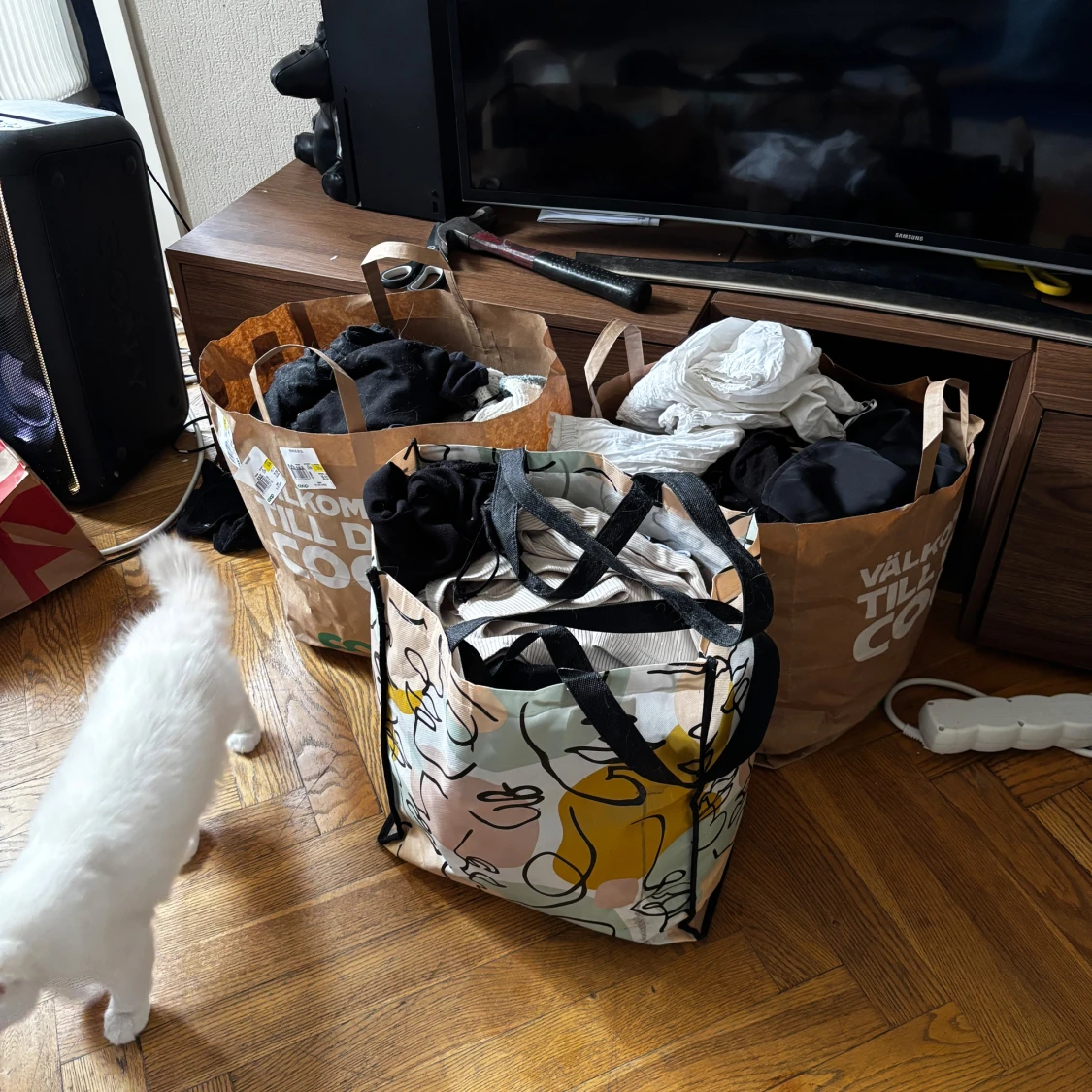 Klädpaket, Tre fulla påsar - 1