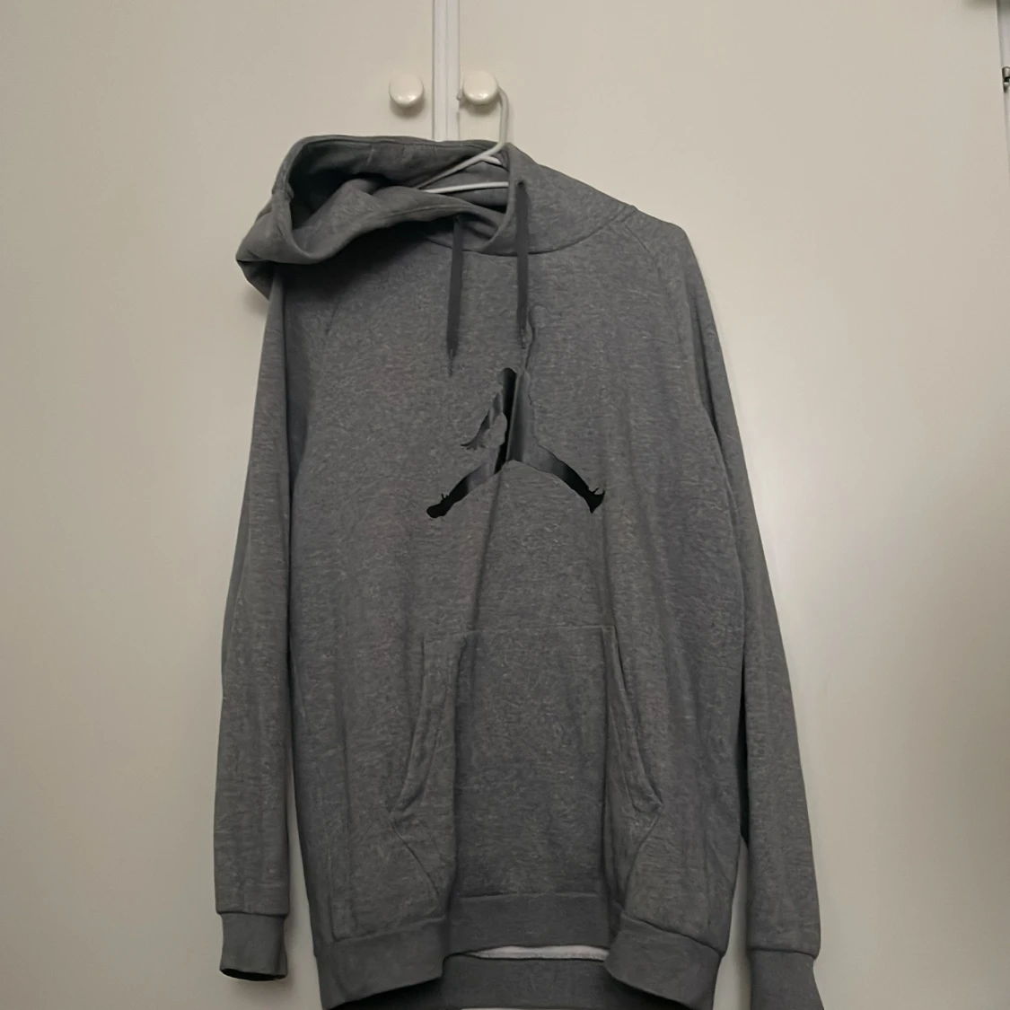 Grå Jordan hoodie med logga - 1