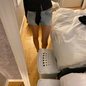 Ljusblå jeansshorts med detaljer - Ett par ursnygga jeansshorts perfekt till sommaren! Nyköpta men upptäckte att de var alldeles för små, nypris är 299kr! 