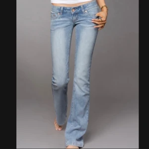 G rise jeans - Snygga ljusblå jeans med bootcut-modell och låg midja. Storleken är Xs/short. Dem är använda men absolut inte för mycket. Tyvärr för korta just nu! Hör av vid fler frågor eller funderingar!!