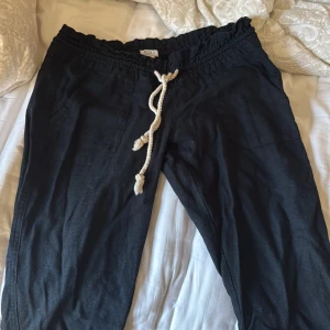  Linnebyxor  -  Ett par jättefina linnebyxor från ROXY. Perfekta för en fin sommarkväll Med ett enkelt linne till. Har aldrig använt dom men köpt som begagnade så vet inte hur använder de är. Om man har frågor så är det bara att skriva🥰