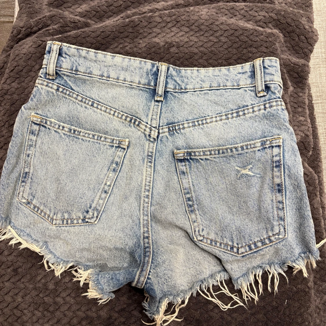 Blå jeansshorts med slitningar från Zara - 3