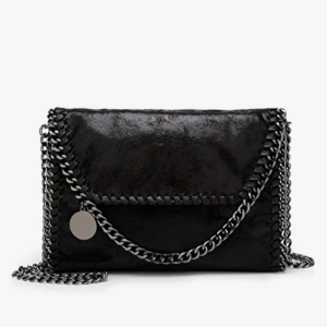 Svart axelväska med kedjedetaljer - Snygg Stella mccartney liknande väska. Den är använda en del men har inga defekter. Jag köpte den för 300kr💕