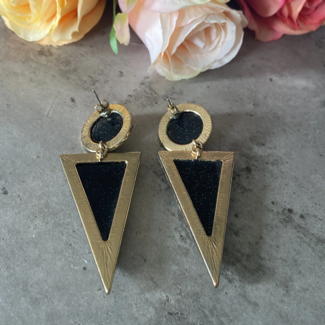 Svarta glittriga triangulära örhängen - 2