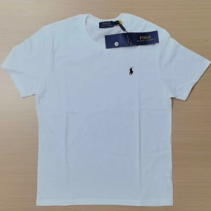 Fin vit t-skjorta  - Helt ny polo tröja storlek L. Priset kan endast med snabba affär.