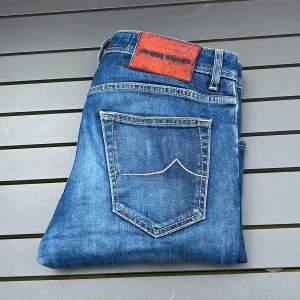 Jacob cohen jeans - Säljer dessa extremt snygga Cohens! Size 32! Modell : nick! Skick 9/10! Bredd: 43cm. Längd: 96cm! Lår: 23cm! Benslut: 17cm! Hör av dig vid intresse 🤩