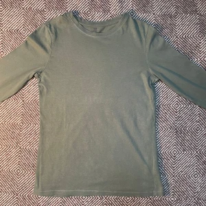 Grön långärmad H&M tröja - Grön långärmad från H&M | Storlek 156/164 | Sitter som XS | Gott skick | Pris: 59 kr