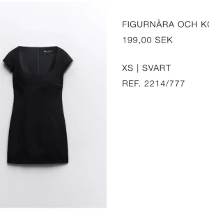Svart figurnära kortklänning Zara XS - Supersnygg svart kortklänning från Zara i figurnära modell med rundad urringning och korta ärmar. Klänningen har dragkedja bak och är perfekt för dig som gillar en stilren och enkel look. Materialet känns mjukt och följsamt.