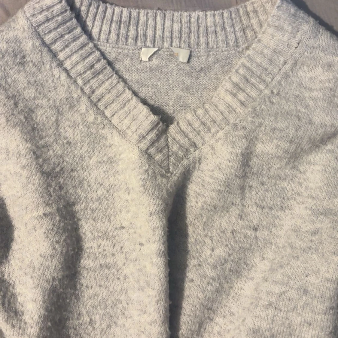 Grå stickad croppad tröja med v-ringning - 1