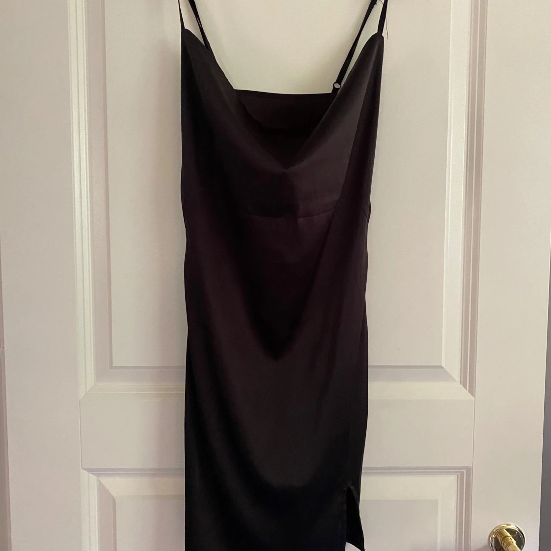 Svart satinklänning med slits XS