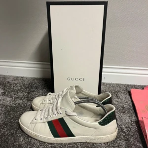 Gucci Ace Skor - Fräscha skor från Gucci i fint skick säljs nu! Storlek som passar 44/45. Bara att höra av er kring frågor. Det låga priset pga att skorna ej används.
