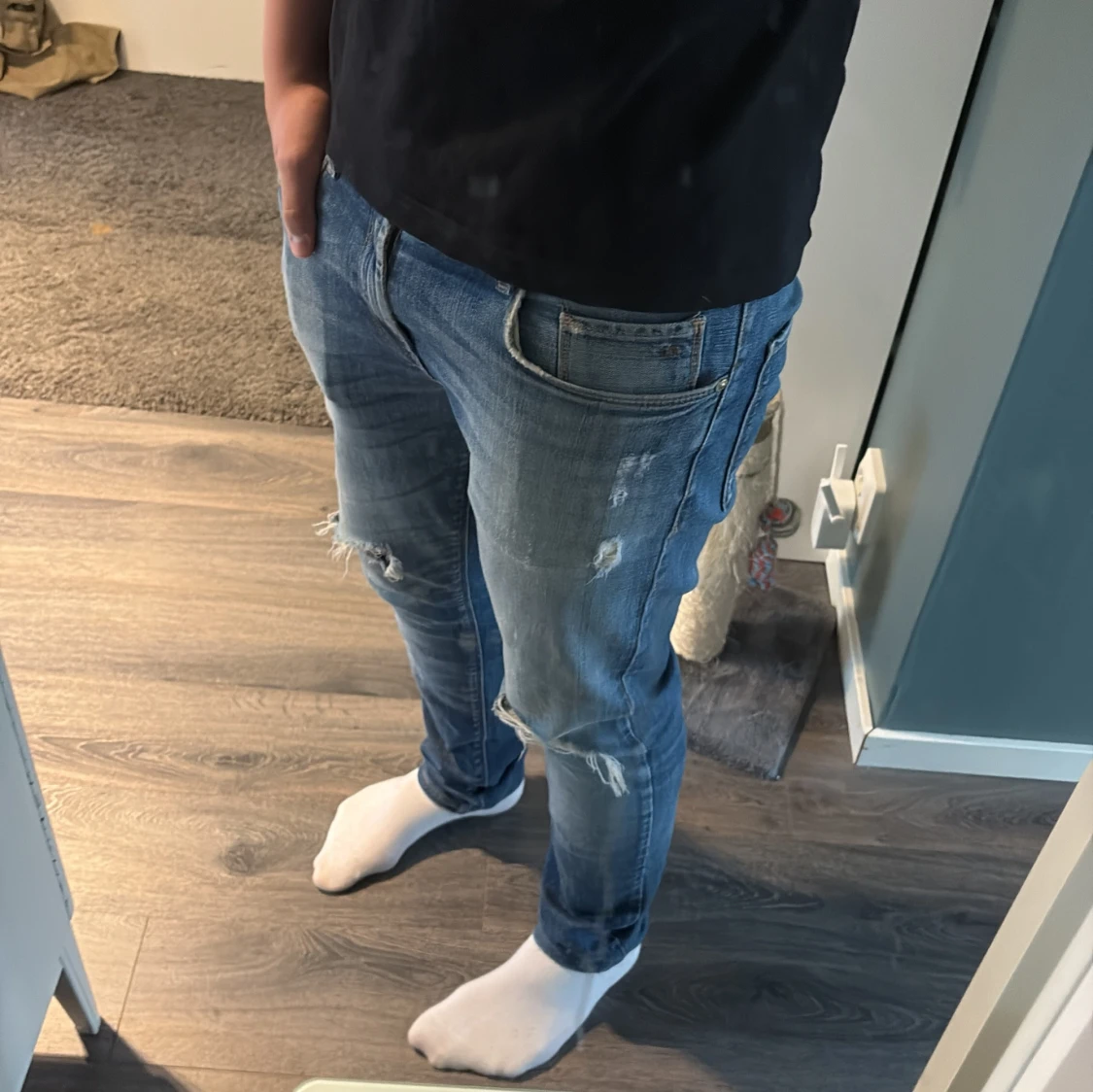 Jeans från J.Lindberg m slitningar