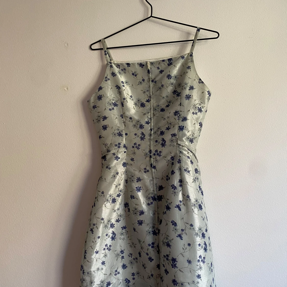 Blommig ljusblå kort klänning med smala axelband - 2