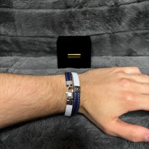 Dolce Gabbana armband - Hej säljer nu mitt fina Dolce gabbana armband. Den är helt ny och kommer vara otroligt snygg på sommaren. Nypris cirka 2700kr! Vi kommer att sälja liknande produkter nu i sommar så glöm inte följa profilen!🌊🍾