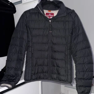 Svart dunjacka från Parajumpers Y-M - Säljer en snygg svart, superlätt dunjacka från Parajumpers med huva och dragkedja framtill. 2 innerfickor. Varsamt använd. Rätt så tajt. Skriv för fler bilder/frågor.