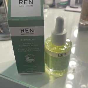 REN Evercalm Barrier Support Elixir - Helt OANVÄND REN Evercalm Barrier Support Elixir är ett ansiktselixir i glasflaska med pipett, 30 ml. Oljan är ljusgul och kommer i en grön och vit förpackning. Perfekt för känslig hud och innehåller närande ingredienser som stärker hudbarriären. Den är slutsåld på lykos hemsida.