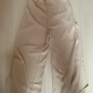 flowy byxor från Molly-Jo - gjorda av linnebyxliknande material, väldigt tunna och består av två lager. Säljer då de tyvärr inte passar mig