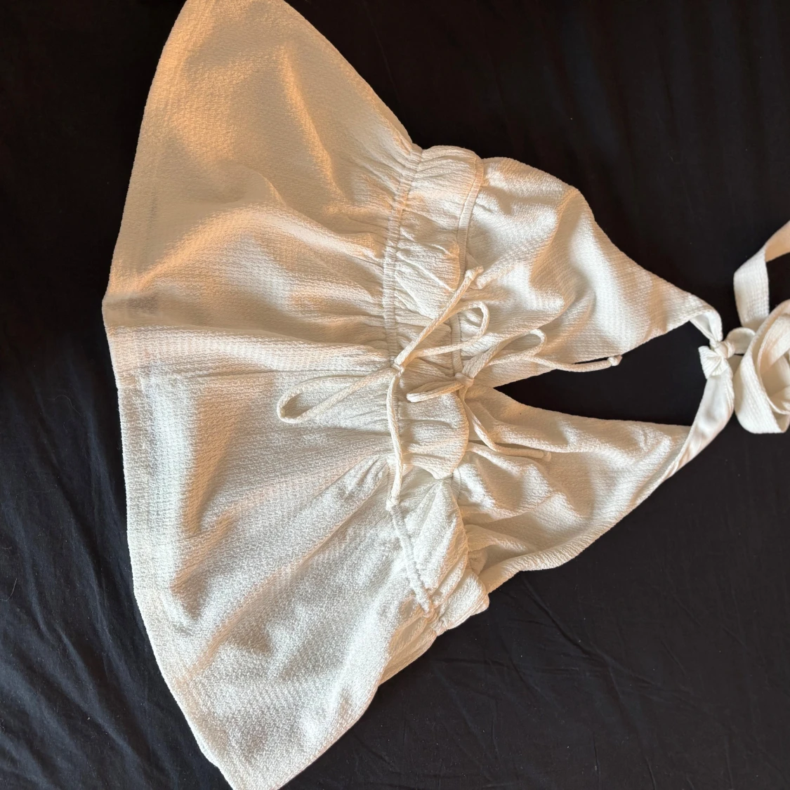 Vit bikiniöverdel med knyt