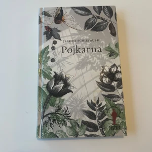 Pojkarna , bok 2011 - Oläst. ägt ett exemplar tidigare. Liten fläck på framsidan finns (se bild.) Augustprisvinnande ungdomsroman En berättelse om tre tjejer, vänskap och en sommar fylld av något magiskt och livsavgörande. Perfekt för dig som gillar tankeväckande och unika historier. 