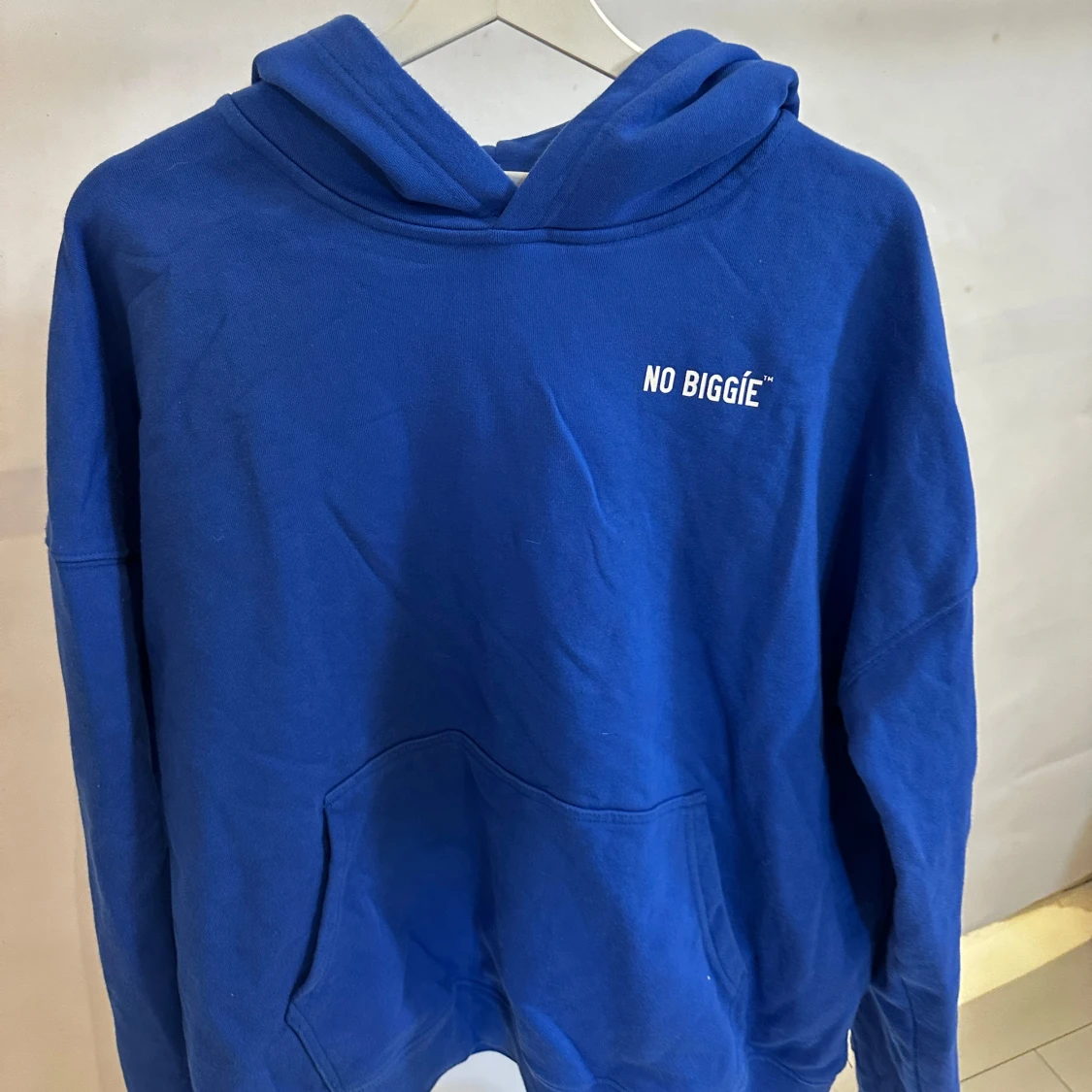 Blå hoodie från No Biggie Clothing