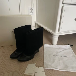 Svarta wedge boots från Marc Jacobs - Supersnygga Marc Jacobs boots som jag endast använt en gång innan, men köparen som jag köpte av på Vestiaire collective har använt flera gånger (visas på bild). Men förutom under skorna så är de i väldigt bra skick! Det står på lådan att de är 39,5 men passar mig, som bär storlek 38 perfekt! Köptes för 1,300