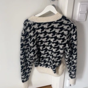 Svartvit stickad tröja från H&M - Säljer en stickad tröja H&M  i svartvitt rutigt mönster. Ascool design och storlek S