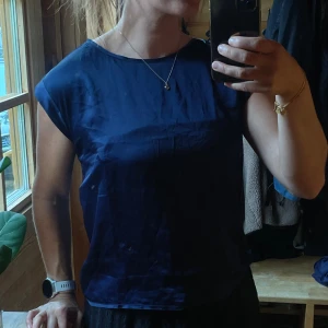 Mörkblå topp från Mango XS - Enkel och stilren mörkblå topp från Mango Basics i storlek XS.