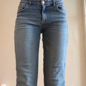 Ljusblå jeans med bootcut. - Snygga ljusblå jeans med klassisk femficksdesign och raka ben. Jeansen stängs med dragkedja och knapp. Perfekta för en chill och stilren look.