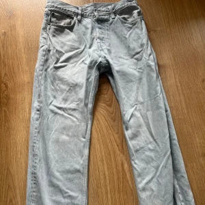 Ljusblåa jeans från Weekday - Säljer ett par ljusblåa ”Space” Relaxed Straight jeans från weekday. Storlek 28/30. Nypris 600kr