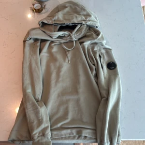 Cp company hoodie - Helt oanvänd cp company hoodie utan prislapp, storlek m. Skicket är utmärkt