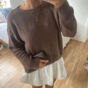 Brun stickad tröja mohair/kashmir 🤎 - Mysig brun stickad tröja med rund halsringning och långa ärmar. Tröjan har en relaxed fit och ribbade muddar vid ärmslut och nederkant. Perfekt att slänga på sig över en klänning eller till jeans för en chill look🤎 mohair & kashmir blanding 