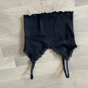 Svart spets linne - Gulligt ribbat svart linne med spets, storlek xs. Använd ett fåtal gånger.