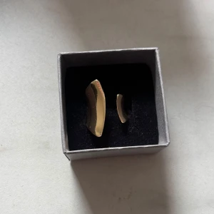 Guldring - Säljer en fin lite större guldig ring. Den är lite bredare på ena sidan och smalare på andra. Ringen är justerbar. Aldrig använd så vet inte om den rostar eller om man blir grön av den. OBS! Asken medföljer ej! Läs gärna min bio🥰