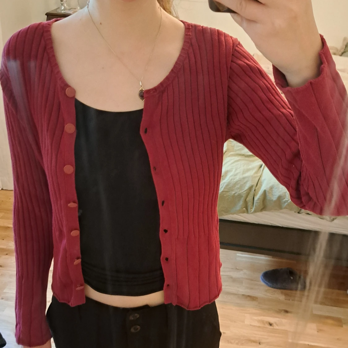 Vinröd ribbad kofta från Indiska - 1