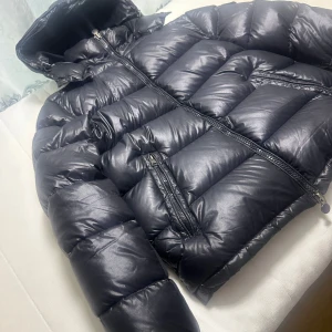  Moncler Maya - Moncler Maya strl 4/M. Använts 1 vinter. Moncler påse,tagg och allt tillbehör finns med! Säljs eftersom jag inte använder den längre. 