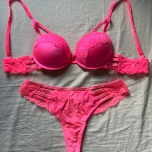 Rosa set - Överdelen är i push up och storlek 75A men kan även passa någon med något snäpp större kupa och underdelen är i storlek M. Kan säljas styckvis om så önskas!