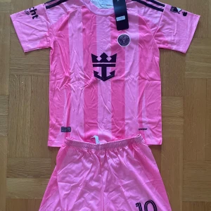 Inter Miami fotbollset alla storlek från 116-176 - Säljer intermiami fotbollset har alla storlek från 116-176 har många fler i lager så är du intresserade av att köpa fler samma model så här funkar det du skriver vilken storlek du vill ha innan du köper så skriver du till mig nummer 10 Messi 