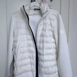 Vit cardigan från People - Snygg vit cardigan från People med quiltad framsida och huva. Fråga om du undrar något✌️ Pris kan diskuteras.