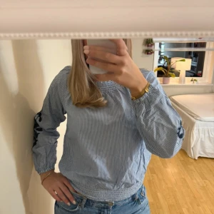 Somrig blus - En blå vit randig blus i strl M som har broderi på armarna. Väldigt söt och använd max 1 gång!🤍