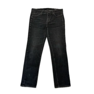 Svarta lågmidjade jeans Calvin Klein - Svarta skinny jeans från Calvin Klein med snygga kontrastsömmar på bakfickorna. Jeansen är tillverkade i stretchig bomullsblandning för skön passform.
