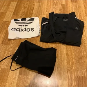 Adidas Träningsset❤️ - Träningsset från Adidas som består av tshirt legging och jacka. Superfint skick på knappt använt dem. Äkta❤️Köpt för ca 1500kr. Tryck ej köp nu