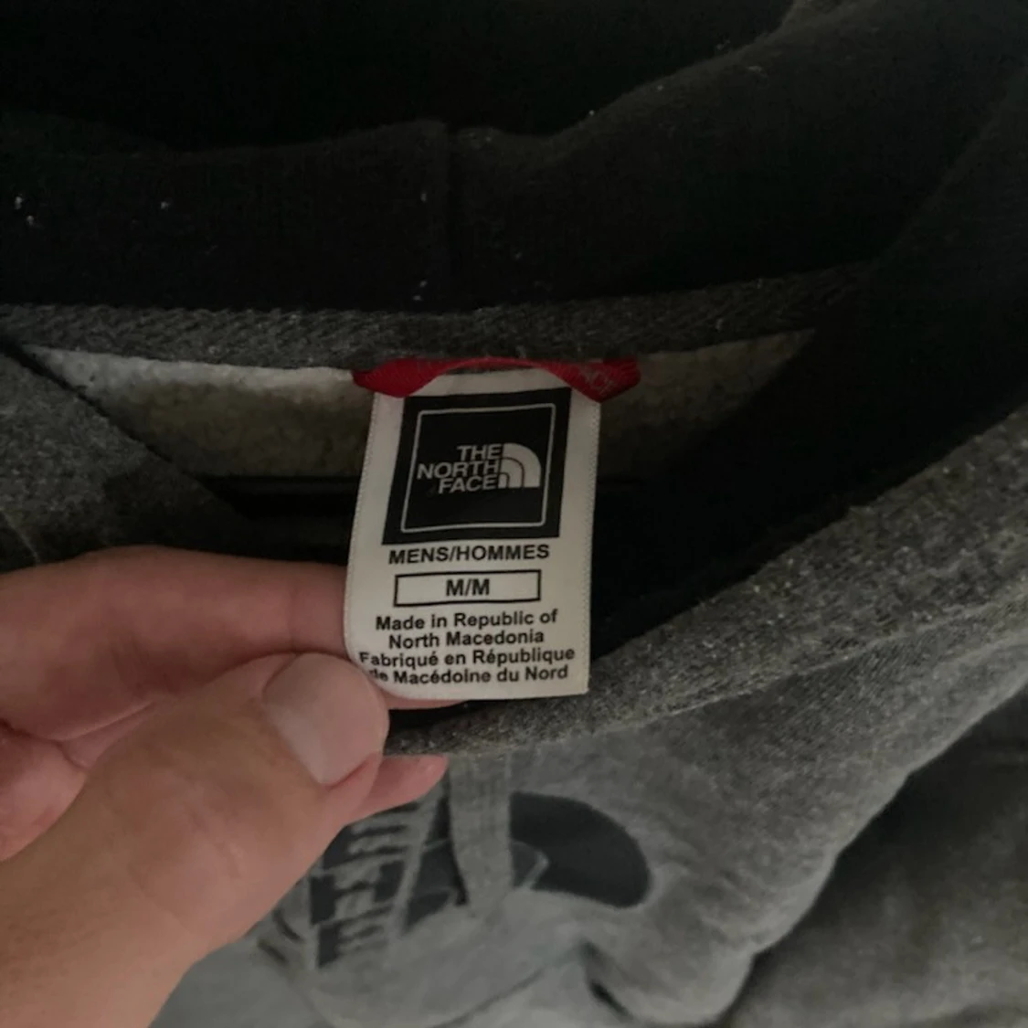 Grå hoodie från The North Face M - 1