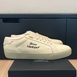 Sankt Laurent skor - äkta Saint Laurent skor ✅kvitto finns✅Box och påser ingår✅Säljer för de är för små. Priset kan diskuteras 🤩var inte rädd att ställa frågor.