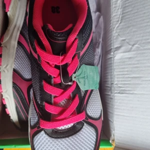 🩷Träningsskor stl 38🩷 - Helt nya träningsskor i stl 38. Ej knytskår, det är resår!