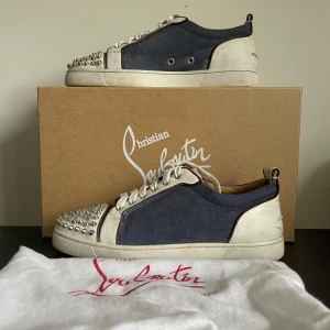 Christian Louboutin skor  - Säljer dessa tvär snygga sneakers från Christian Louboutin i blått tyg med vita skinnpartier och röda signatursulor. Skorna är i skick 8/10🤩 storleken är 42.5 men passar 43 och är självklart äkta🤩Hör av er vid minsta lilla fråga😊