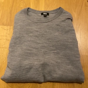 Grå merinoull  - Tja, säljer en fet 100% merinoulls tröja från uniqlo!! Dena passa till nästan allt och är riktigt bra för sitt pris! Änvänd ett fåtal gånger! Pris 200!! Kom med frågor och funderingar!