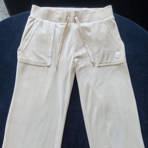Juicy byxor  - Säljer mina juicy couture byxor för de tyvärr e för små för mig. De är i storlek XS och i väldigt bra skick, jag köpte de från en och märkte sedan att de var uppsydda i benen så passar kanske de som är runt 145cm? En liten fläck längst ned på benet, därav pris💗Hör av er vid minsta frågor, pris går att diskuteras!😊