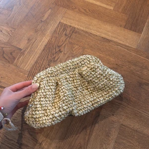 Clutch  - Säljer denna sååå fina söta clutch wowsii🥰🥰🥰liten rosa fläck inne som man ser på bilden ovan 