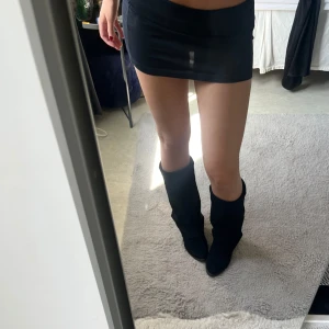 As snygga svarta boots i mocka🤗 - Säljer mina boots då dem är för små, de är i st.38, de har en liten klack och är i mocka material. De har en stilren design och är skitsnygga till kjol o klänning! Köpte dem på en marknad i Spanien så vet tyvärr inte märket, då de inte står❤️